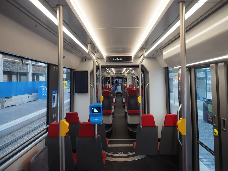 ヘルシンキのトラム車内。青いカードリーダーは中ほどのポールに付いている
