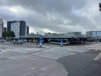 CDGのバスターミナル（ロワシーポール）。乗り場はG・Fなどアルファベットで分かれ、奥に「Bus - Information - Tickets」の窓口がある