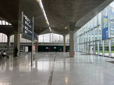 ロワシーポールの案内板。ターミナル1・2・3のほか「CDGVAL Airport Shuttle」と「Trains（列車）」の行がある