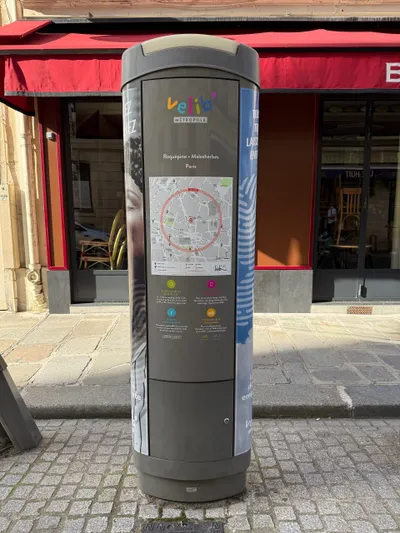 ステーションの柱の案内面。料金とプランは velib-metropole.fr、空き状況はVélib'アプリ、車体は「mécanique（機械式）」と「électrique（電動）」の2種と書いてある