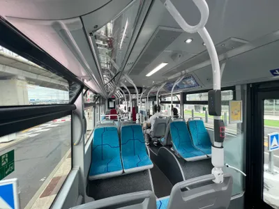 車内。手すりに付いた赤い「STOP」ボタンを押すと次の停留所で降りられる