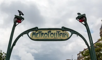 メトロ入口の「Métropolitain」サイン。この表示が地下鉄入口の目印