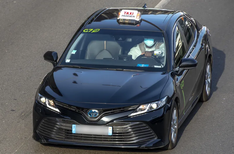 正規タクシーの目印は屋根の「TAXI PARISIEN」灯。その下の帯にA・B・Cの料金区分が並び、フロントガラスには配車会社G7のロゴ