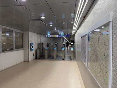 リヨン駅のRER連絡ホールの改札。パリの鉄道は出るときも入場と同じカード・スマホをタップする