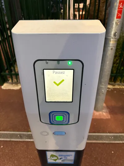 郊外のTransilien駅（シャンパーニュ＝シュル＝オワーズ）に立つ自立式のバリデーター。画面の下のリーダーにかざすと「Passez（通ってよし）」と緑のチェックが出る