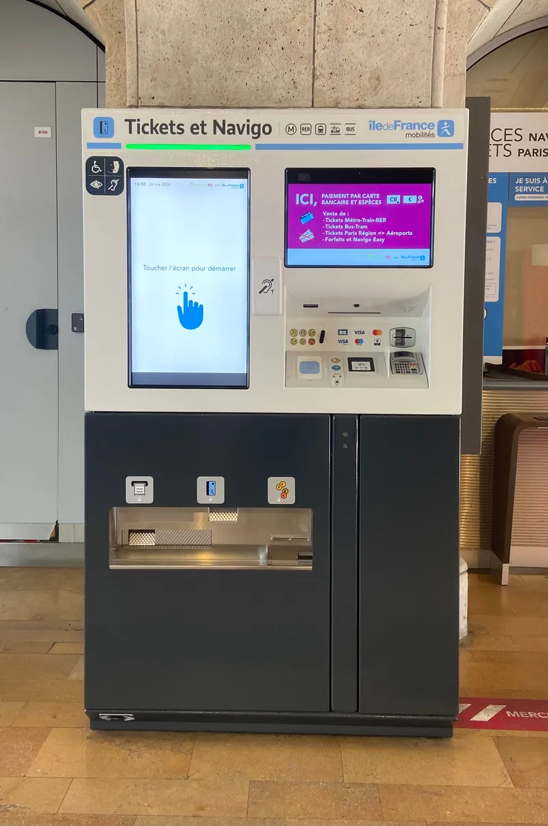 現行の券売機「Tickets et Navigo」。右の画面に扱う券（メトロ・鉄道・RER券／バス・トラム券／空港券／Navigo Easy）と、券の購入にカードと現金が使えることが出ている