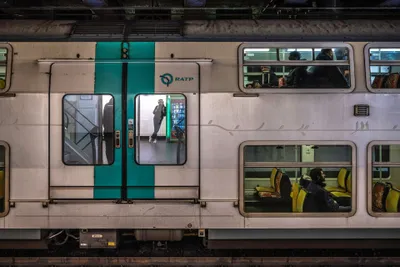 RER Aの2階建て車両。ドアは自動で開かないので、丸いボタンを押すか、くぼんだ取っ手を引いて自分で開ける
