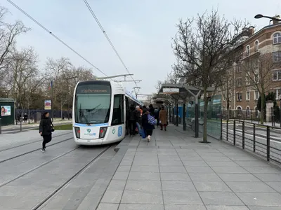 停留所の標識は「T3a／DIRECTION Porte de Vincennes」。停車中の車両も同じ方面行きで、改札は無くホームからそのまま乗る