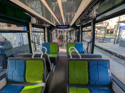 トラムの車内。天井の表示器に停留所名（Asnières - Quatre Routes）が出る