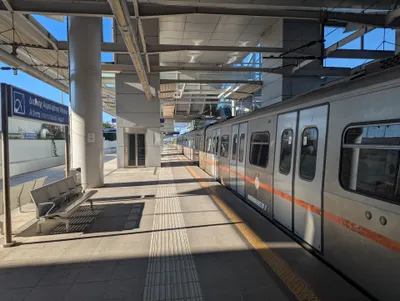 空港駅のメトロ乗り場。駅名標は「Διεθνής Αερολιμένας Αθηνών／Athens International Airport」