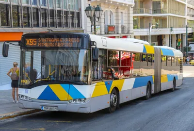 空港Expressバス。前面LEDに「X95 SYNTAGMA EXPRESS ATHENS AIRPORT」と出る