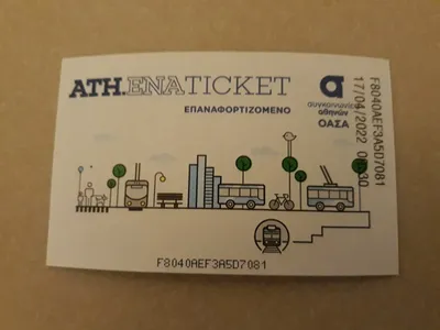 再チャージ式の紙券「ATH.ENA TICKET」。券売機で買い、90分券や24時間券を積んで使う