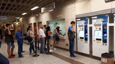 メトロ駅の券売機（右）と「Έκδοση Εισιτηρίων／Tickets Issue」の窓口。Ath.ena券はここで買う