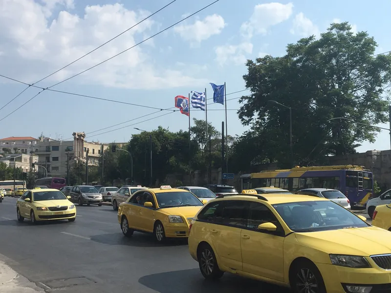 アテネの認可タクシーは黄色。屋根のΤΑΞΙ／TAXIの表示灯が目印