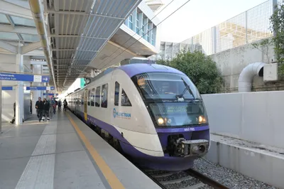 空港駅の近郊鉄道。行き先表示は「ΑΝΩ ΛΙΟΣΙΑ／ANO LIOSSIA」＝中心部までは行かない便