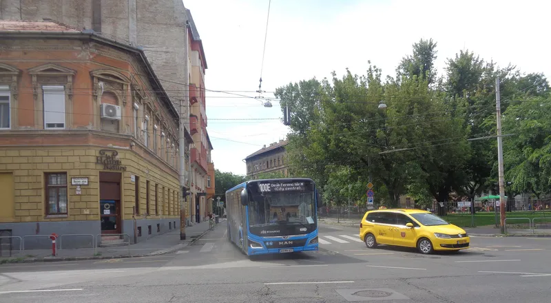 100Eの連節バス。行先表示は「Deák Ferenc tér M（City centre）」で、市内側の停車はKálvin tér・Astoria・Deák Ferenc térの3か所だけ