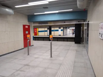M3のGyöngyösi utca駅。ホームへ抜ける通路に改札機は無く、刻印機を載せた細い柱が床に立っている