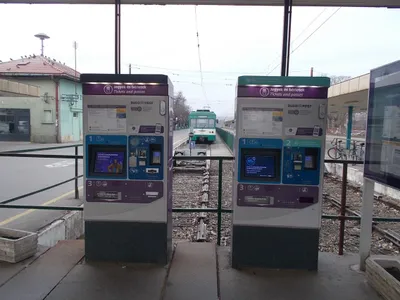 HÉV駅のホームに並ぶ2台の券売機。左は硬貨と紙幣の投入口があり、右は画面に「この機械はカードのみ」と出ている（Szentendre駅）