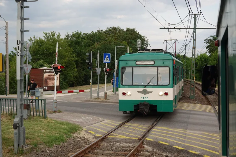 Szentendre行きのHÉV。Szentendreは市域の外なので、市内の券だけで乗ると市境から先が無札になる
