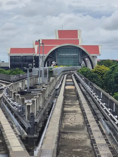 空港鉄道の駅舎。ガラス面に「STASIUN KERETA BANDARA」と出ている