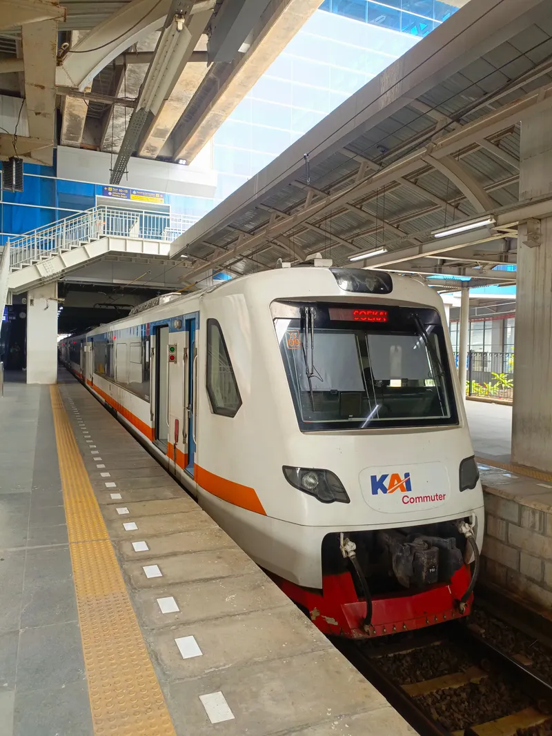 マンガライ駅に停まる空港鉄道の車両。白とオレンジの車体に KAI Commuter のロゴ