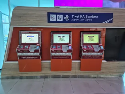 空港鉄道の券売機。上の帯に「Pembayaran non-tunai / Cashless payments only」