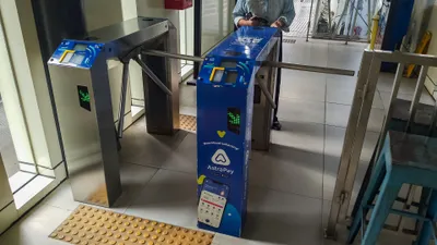 ハルテ改札の読取機。カードをかざす面とQRの読取窓（PINDAI DISINI）が並ぶ