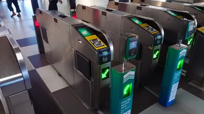 MRTの改札。緑のランプが点いたゲートにカードをタップして通る