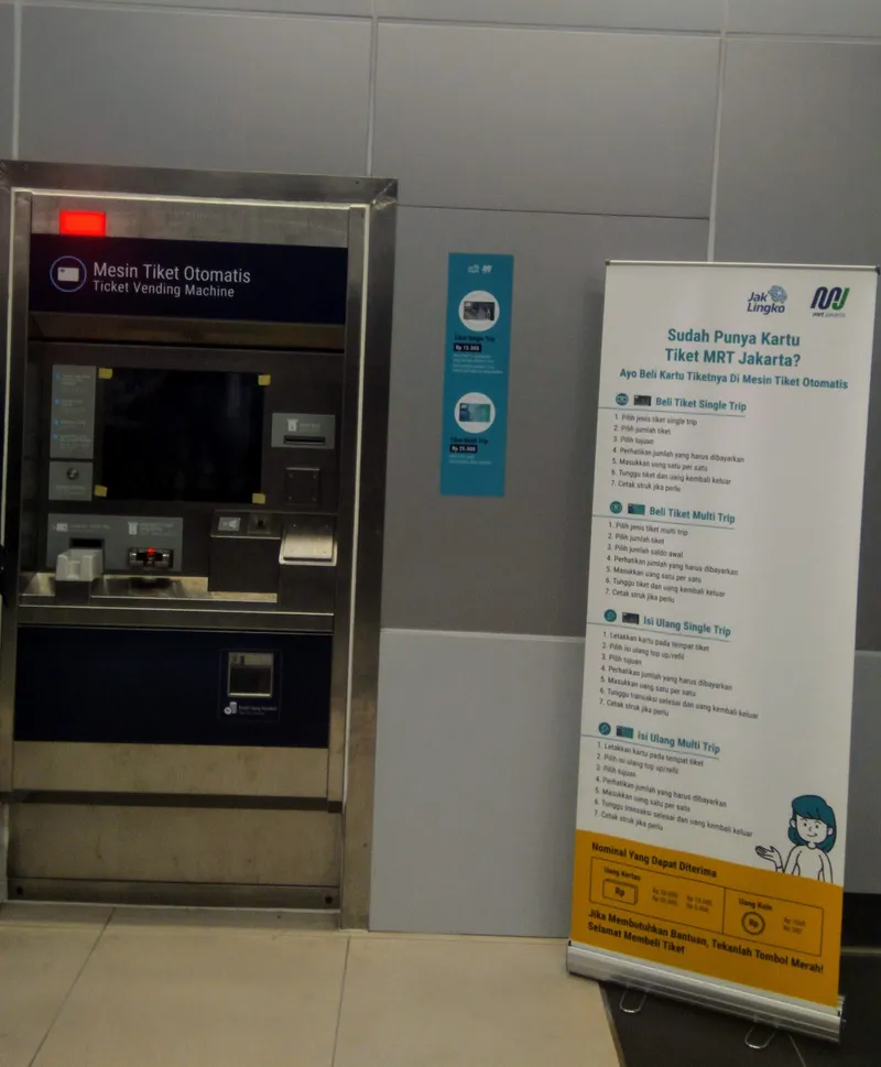 駅の券売機。カードの購入・チャージはここか窓口で行う