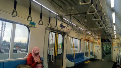 車内。優先席と整列乗車の案内が徹底されている