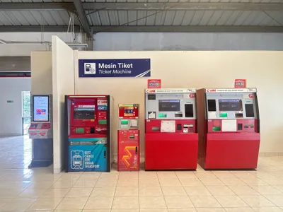 KRL駅の券売機。KMT（Kartu Multi Trip）の購入とチャージができる