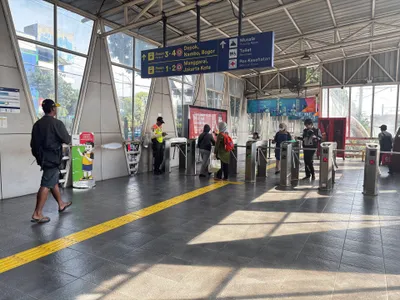 パサール・ミングー駅の改札。タップして入り、頭上の案内でホームと方面を確認する