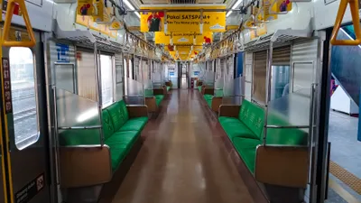 現行KRLの車内。全席ロングシートで、立席スペースが広い