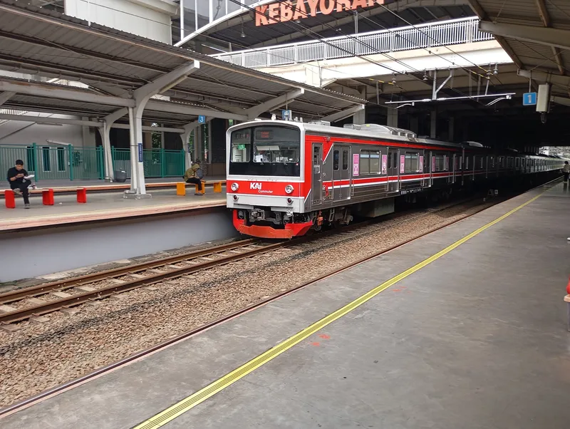 ケバヨラン駅に入るKRL。先頭車の側面に並ぶピンクの標示が女性専用車の目印