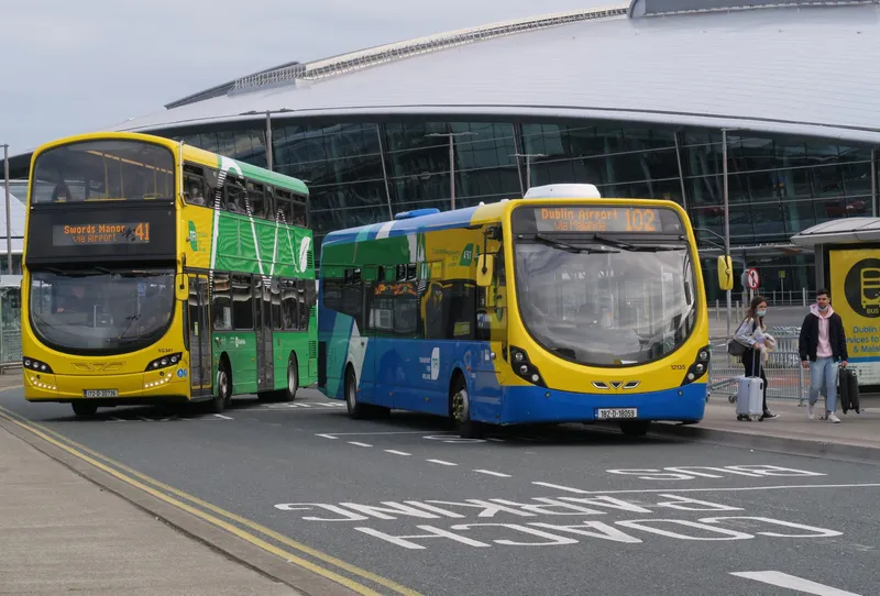 ターミナル2側に並ぶTFIの路線バス。左はDublin Busの41番（この便は空港を経由してスウォーズ行き）、右はGo-Ahead Irelandの102番