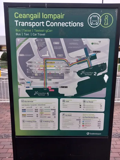空港の公式案内板。事業者ごとに乗り場ゾーン番号が対応づけられ、Dublin Expressは1と21、Dublin BusとGo-Aheadは15