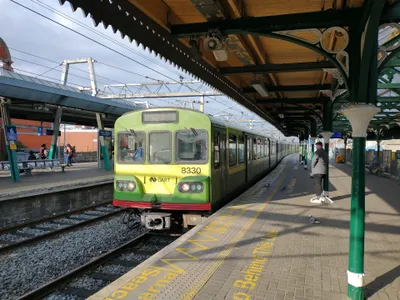 DARTの電車。緑と黄色の車体に矢印つきの「DART」ロゴが入る