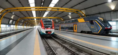 空港駅に並ぶ2種類の列車。右のHitachi「Rock」はローマ・オスティエンセ行きの地域列車（REGIONALE）