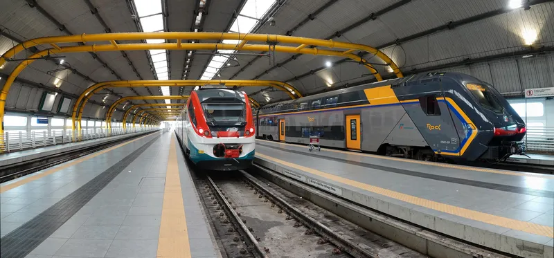 空港駅に並ぶ2種類の列車。右のHitachi「Rock」はローマ・オスティエンセ行きの地域列車（REGIONALE）