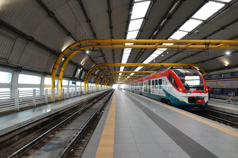 フィウミチーノ空港駅に停車するLeonardo express。前面表示は「4601 ROMA TERMINI」