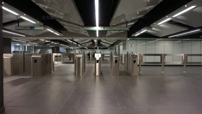 メトロC線ミルティ駅の改札。上面の丸い黄色の部分がカードの読取部