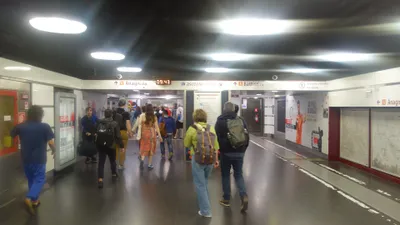 テルミニ駅の連絡通路。A線の方向は終点名（Anagnina／Battistini）で案内される