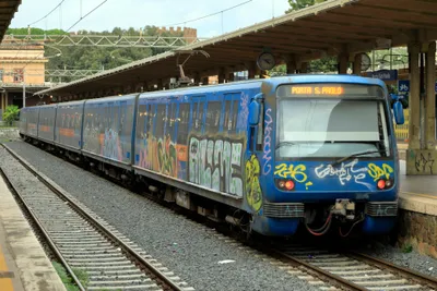 Metromareの終点ポルタ・サン・パオロ駅に停まる青い電車