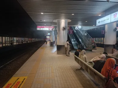 KLセントラルのERLホーム。天井の案内板に、ピンクの「KLIA ekspres」マークと出口（KELUAR / Exit）が並ぶ