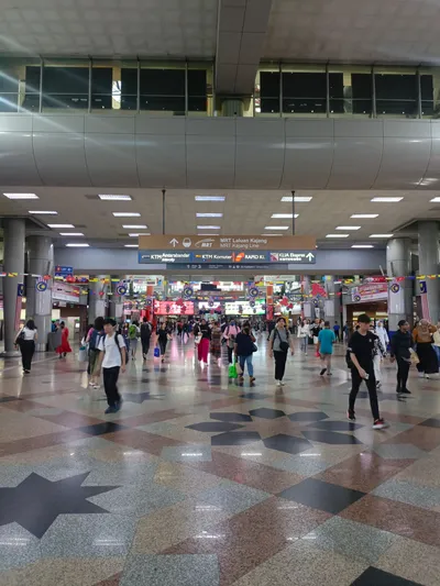 KLセントラルのコンコース。1枚の案内板にKLIA Ekspres・KTMコミューター・KTM都市間・Rapid KL・MRTの方向が並ぶ
