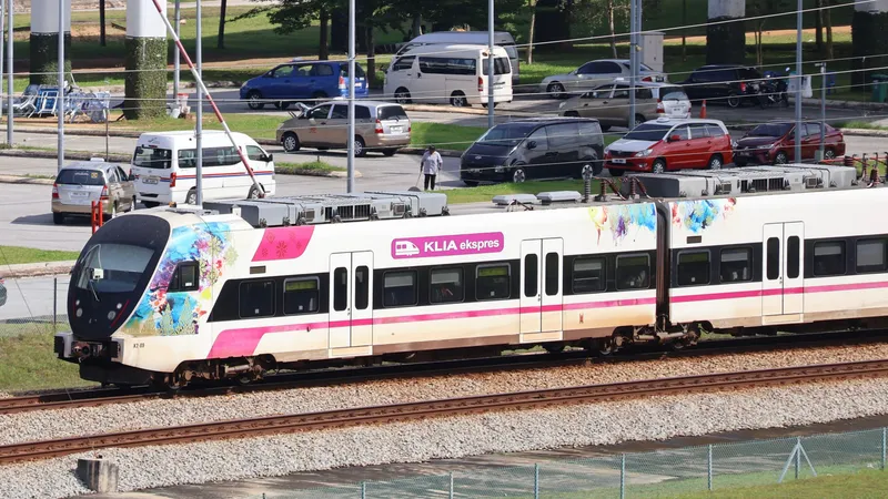 KLIAターミナル2のそばを走るKLIA Ekspres。側面のロゴが「KLIA ekspres」なら直行