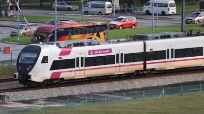 同じ路線を走るKLIA Transit（途中駅に停まる方）。車体は同型・同じ塗り分けなので、側面のロゴが「KLIA transit」かどうかで見分ける