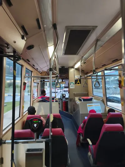 Rapid KLバスの通路のポールに立つカード読み取り機。赤い「tOUCH」の下に、カードをかざす手のピクトグラムが光る