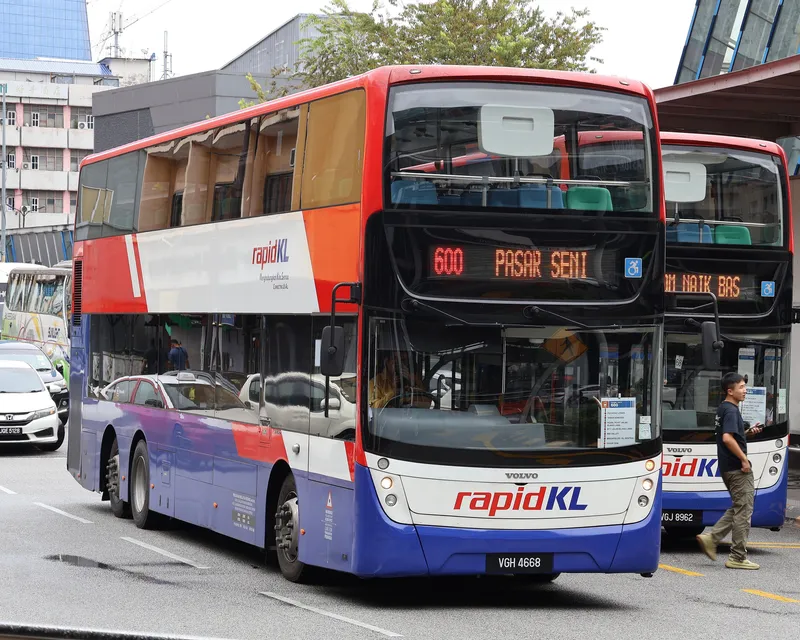 パサール・スニのバスターミナルに並ぶRapid KL。前面上部のLEDが系統番号と行先（600 PASAR SENI）