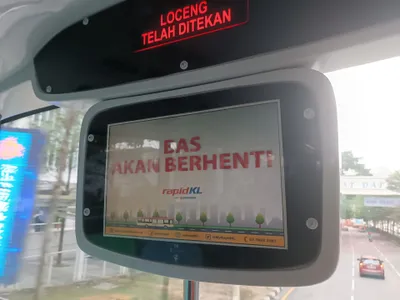 降車ボタンを押すと赤いLEDが「LOCENG TELAH DITEKAN（ボタンが押されました）」になり、画面が「BAS AKAN BERHENTI（バスは停まります）」に変わる